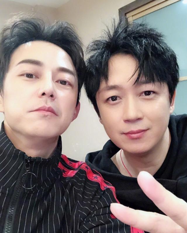 潘粤明再度翻红8岁儿子顶顶挑着父母基因长帅出杨洋范