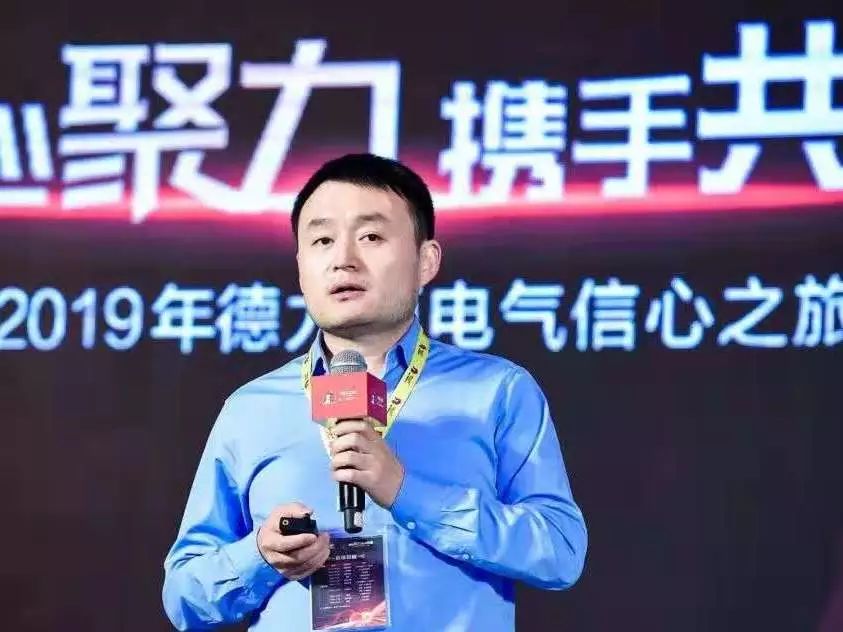 >>在晚宴环节,为感谢经销商长久以来对德力西电气的支持,齐毅夫先生及