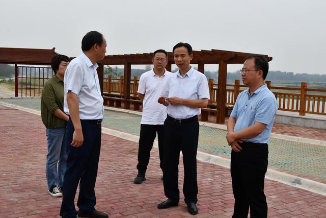 罗山县长汪明君深入到淮河尤店段进行巡河