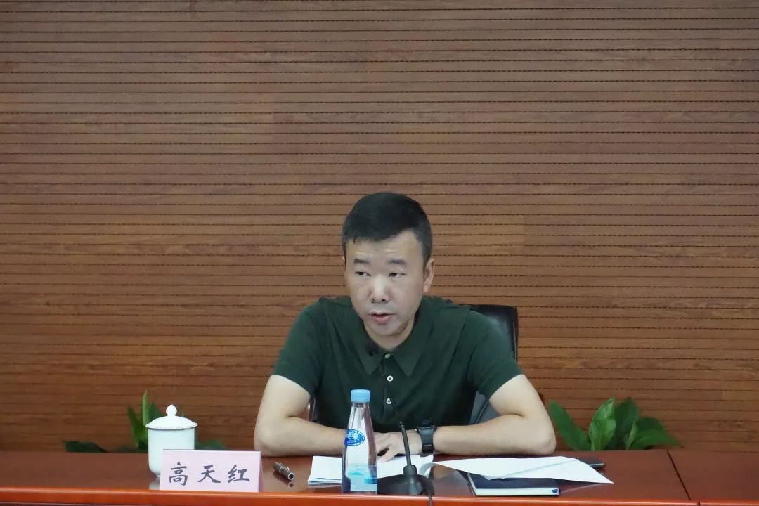 高天红传达了2020年闵行区财政预算编制工作会议精神,通报了2019年上