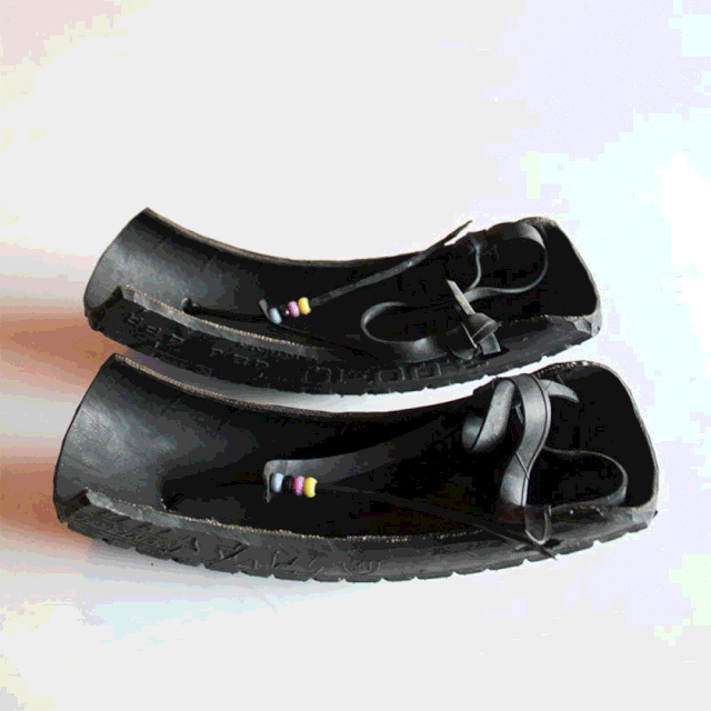 轮胎做成鞋中国来的废轮胎在非洲变成了人手一双的爆款潮鞋