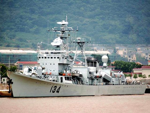 遵义号驱逐舰退役将落户余庆飞龙湖
