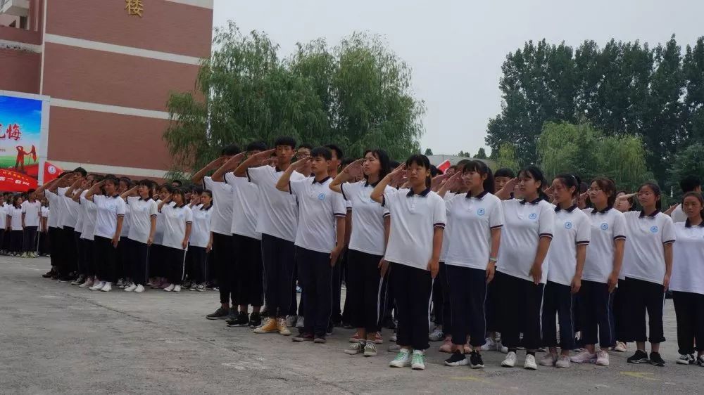 修武实验高中举行高二军训闭训仪式