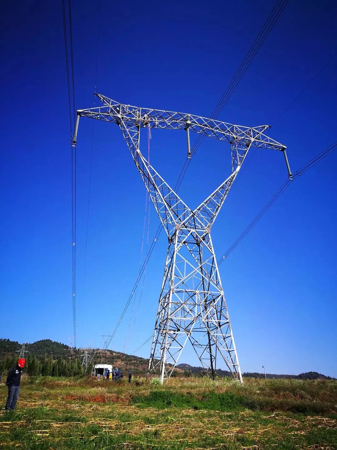 這是電網帶電作業人員張宇雄,正在對一條500千伏電壓等級的輸電線路