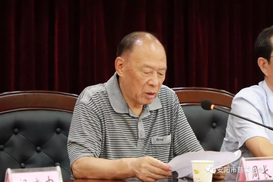 赵世辉主持发放仪式聂孟磊对受到救助的大学生提出三点希望:一是要正