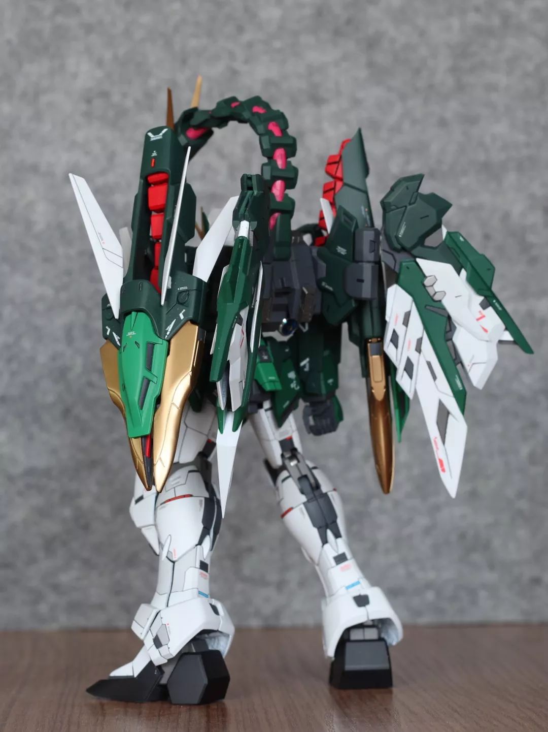 "神龙高达"被oz押至月面基地拆毁后,被关押在工场内的五名科学家暗中