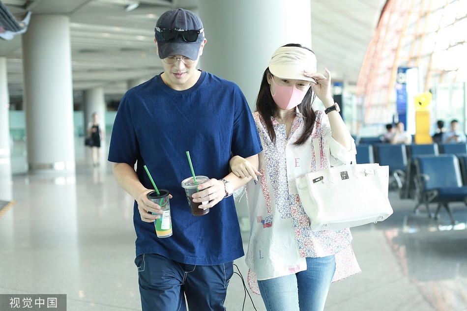 杜江与霍思燕素颜现身 挽丈夫手臂甜蜜撒狗粮