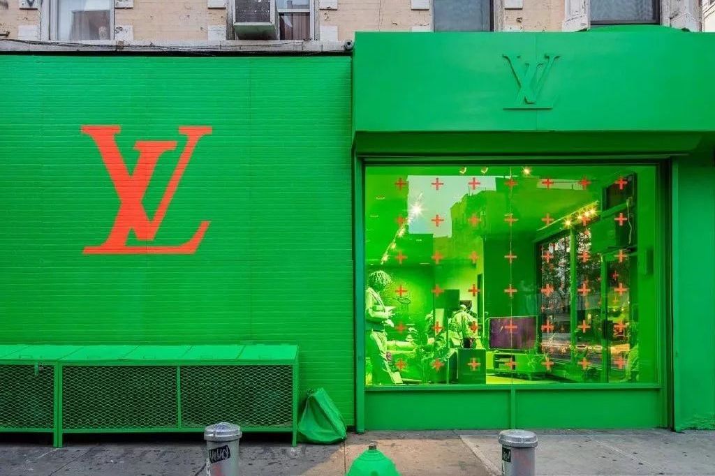 都被换上了统一的荧光绿色 还别说这样统一的荧光绿