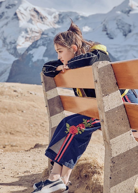 关晓彤现身雪山拍写真有谁注意她的鞋底网友太假了