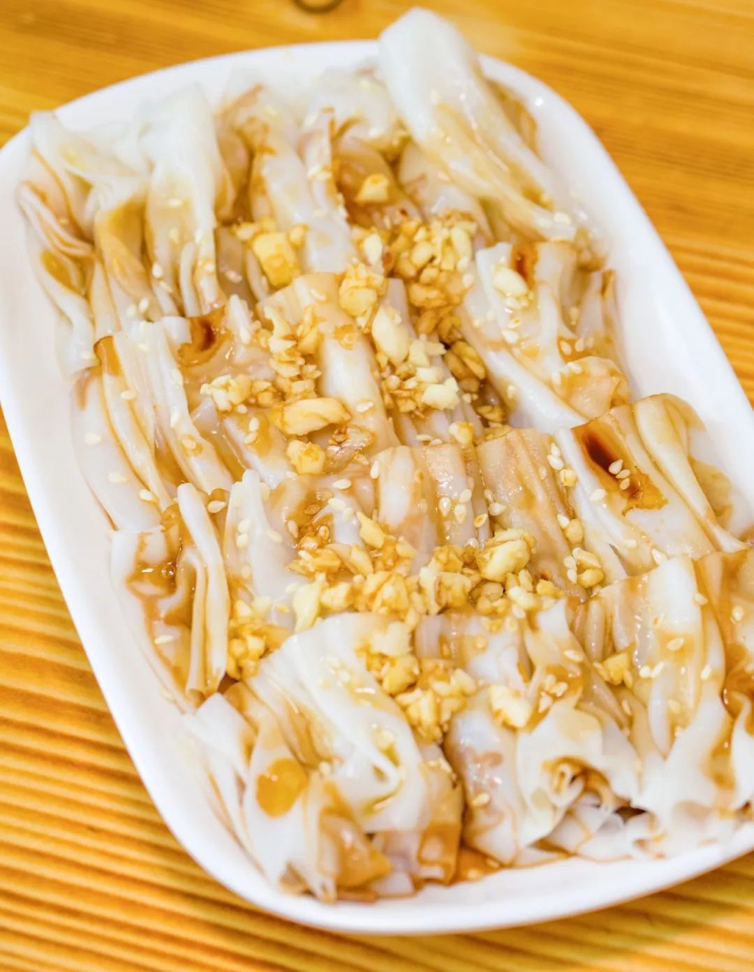 依次撒上芝麻,花生油,蒜头和酱油,之后就可以大快朵颐啦~安铺粉的特点
