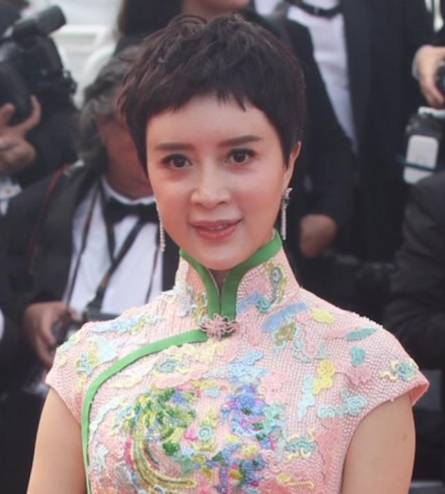 原创金巧巧无惧脸僵争议素颜出街独自带两娃游玩忙前忙后超辛苦