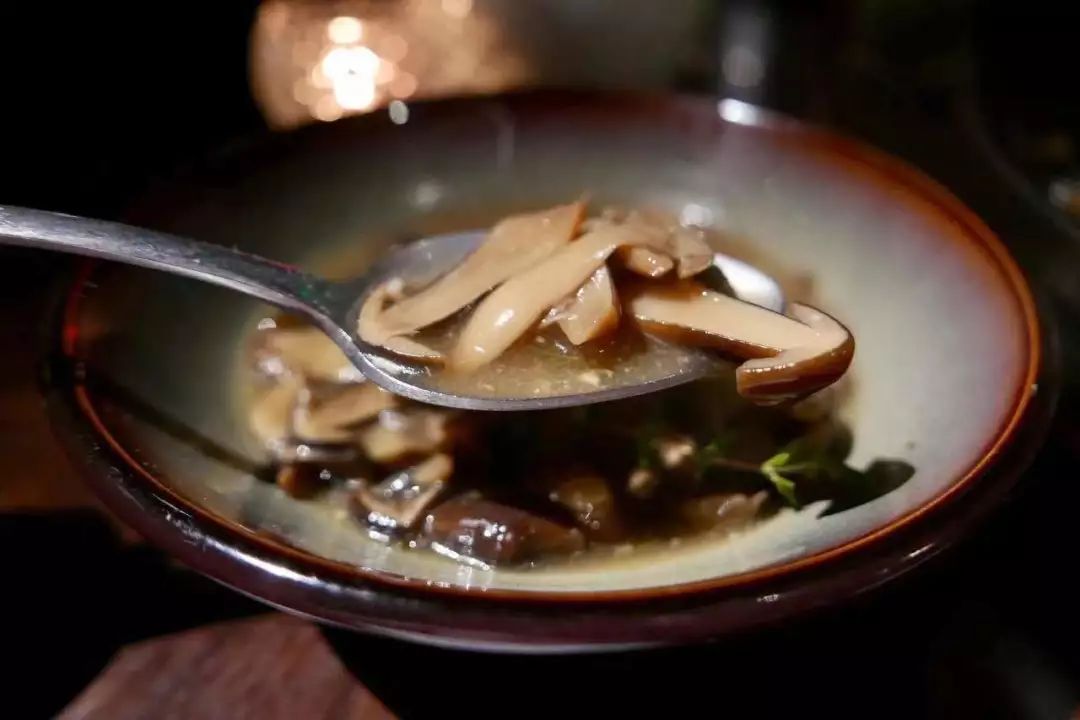 chef当即定下是日off-menu料理:一道奶油牛肝菌炖饭,一道鸡枞浓鸡汤