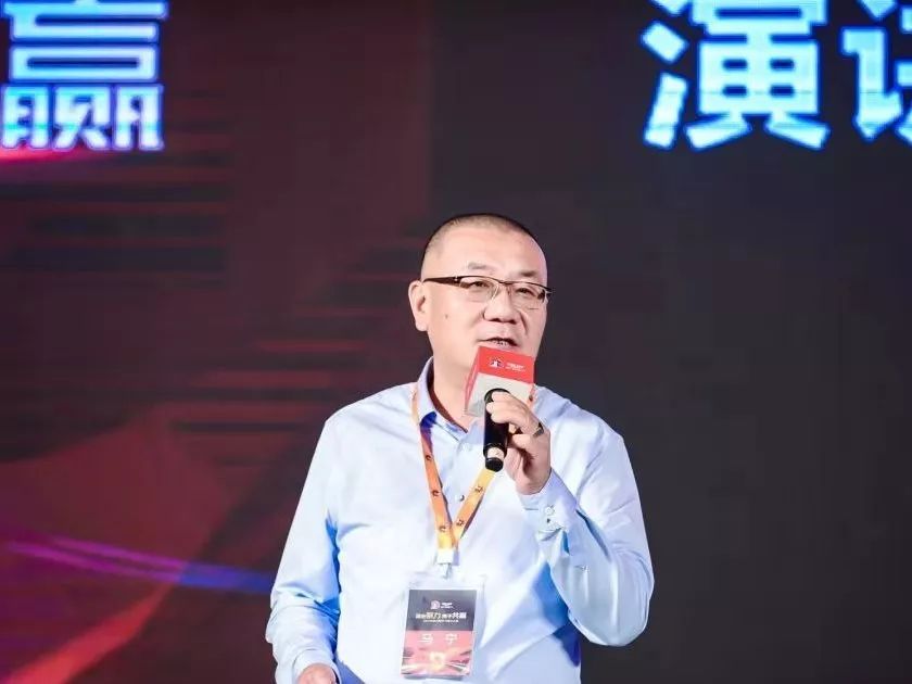 >>在晚宴环节,为感谢经销商长久以来对德力西电气的支持,齐毅夫先生及