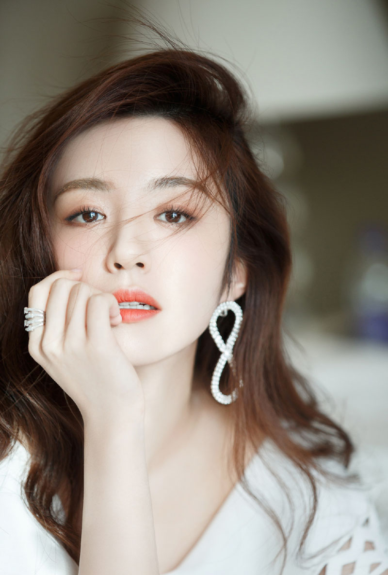女演员王晓晨性感温婉气质活动写真