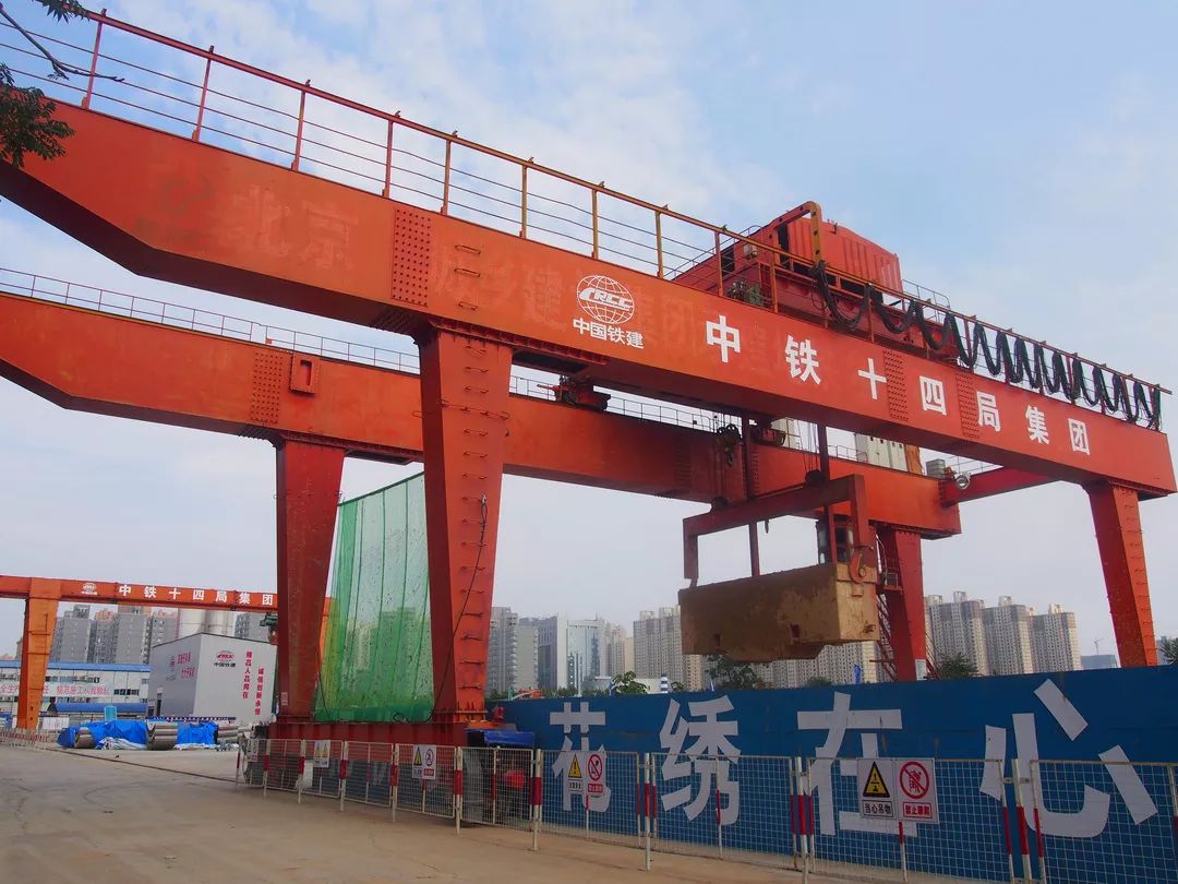 石家庄地铁项目党旗飘扬在工地