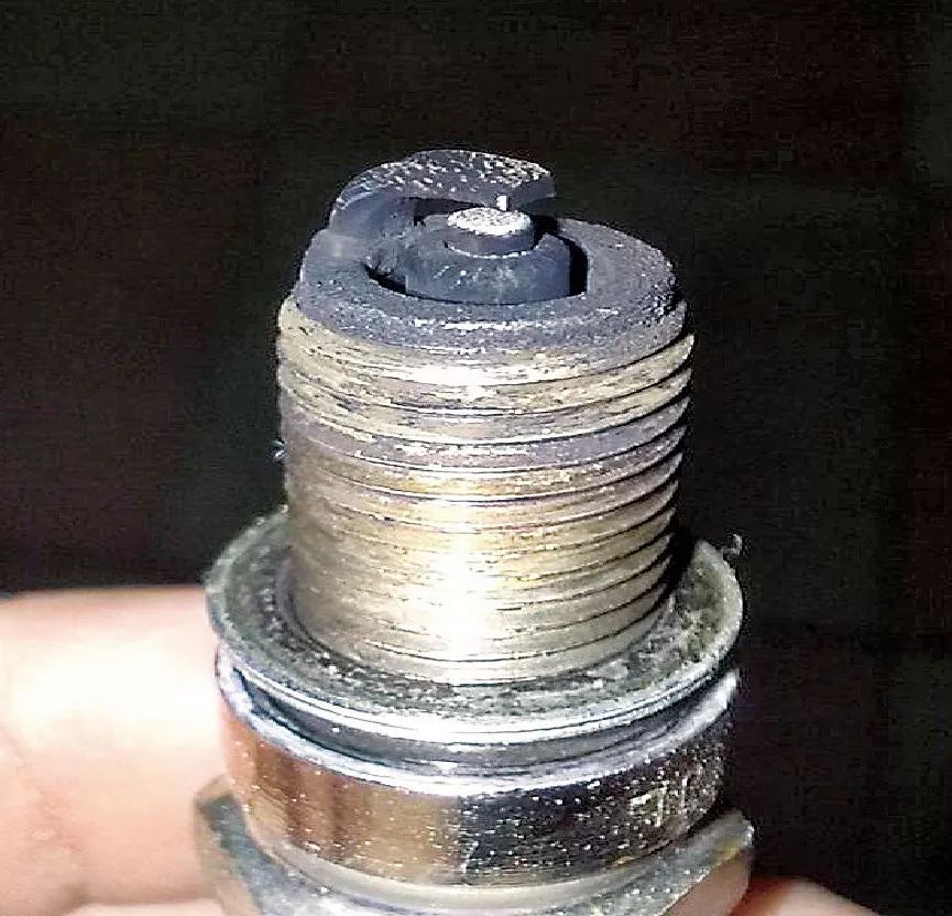 黑色:绝缘体及电极表面覆盖了一层黑色的东西,多为积炭,表明发动机