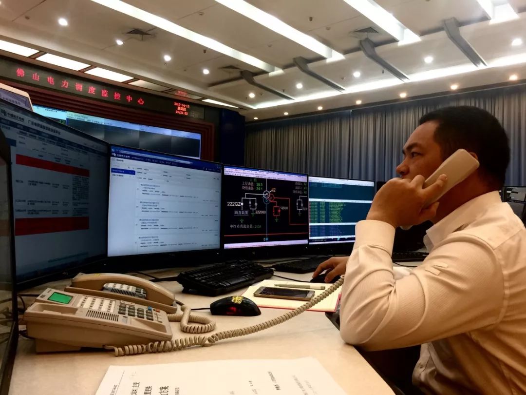 电力调度员看起来很悠闲的样子