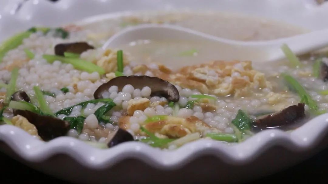 作为一道历史久远的客家美食,珍珠粉的特色在于做工精细,有着严密的