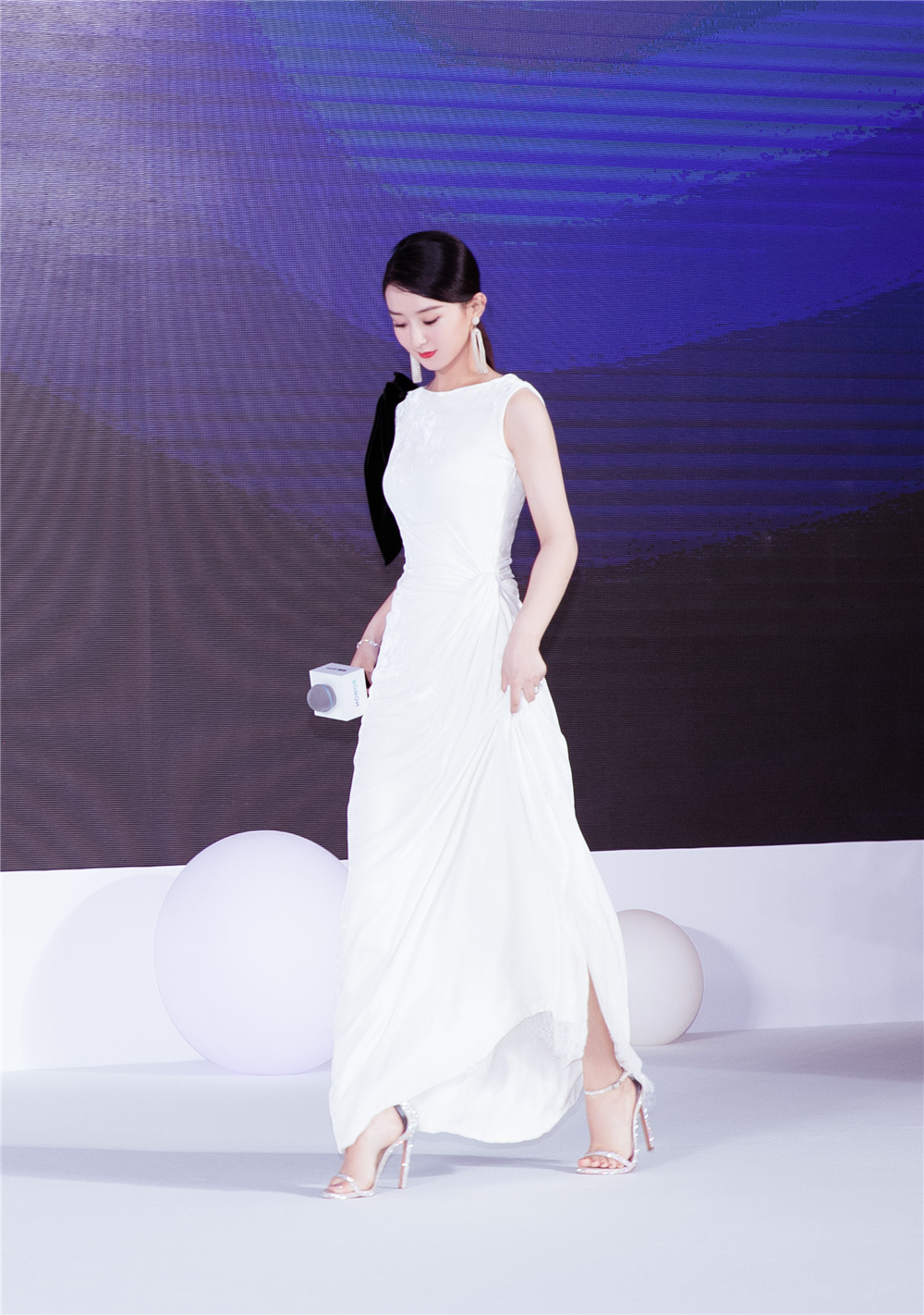 赵丽颖复工首秀亮相品牌活动 温婉优雅诠释女性自信姿态