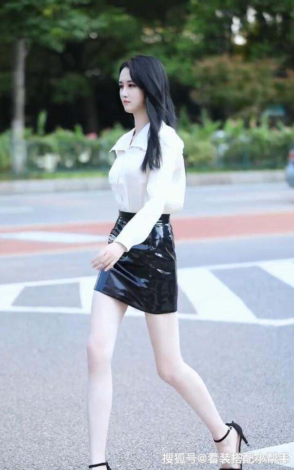 白衬衫黑色皮裙这两种穿搭很鲜明但是打造一种高级感的冷艳女神