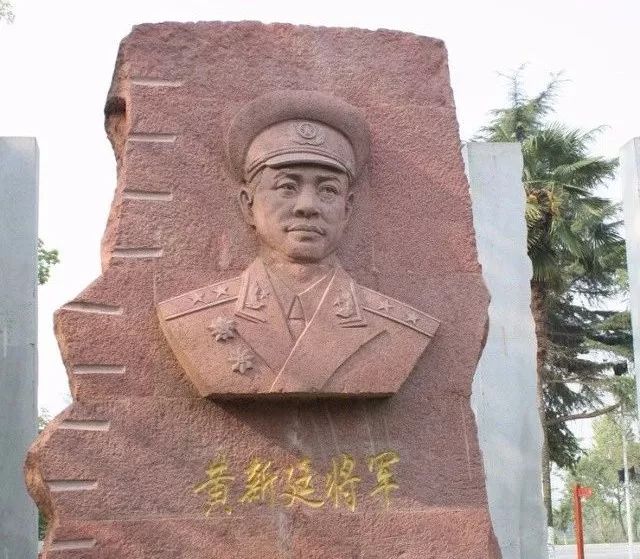 黄新廷将军雕像80多年过去了,在洪湖,黄新廷长征途中带队寻粮的故事