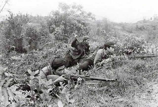 原創十幾名越軍就敢伏擊幾百人的解放軍部隊為什麼會害怕我軍的噴火兵