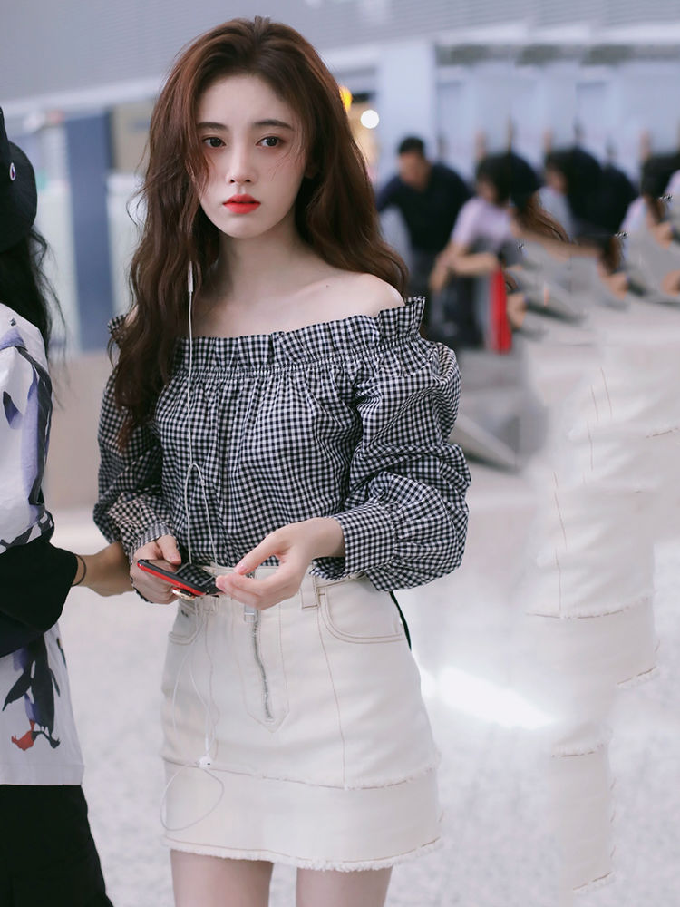 鞠婧祎又美了一字肩搭羊毛卷发型女人味十足