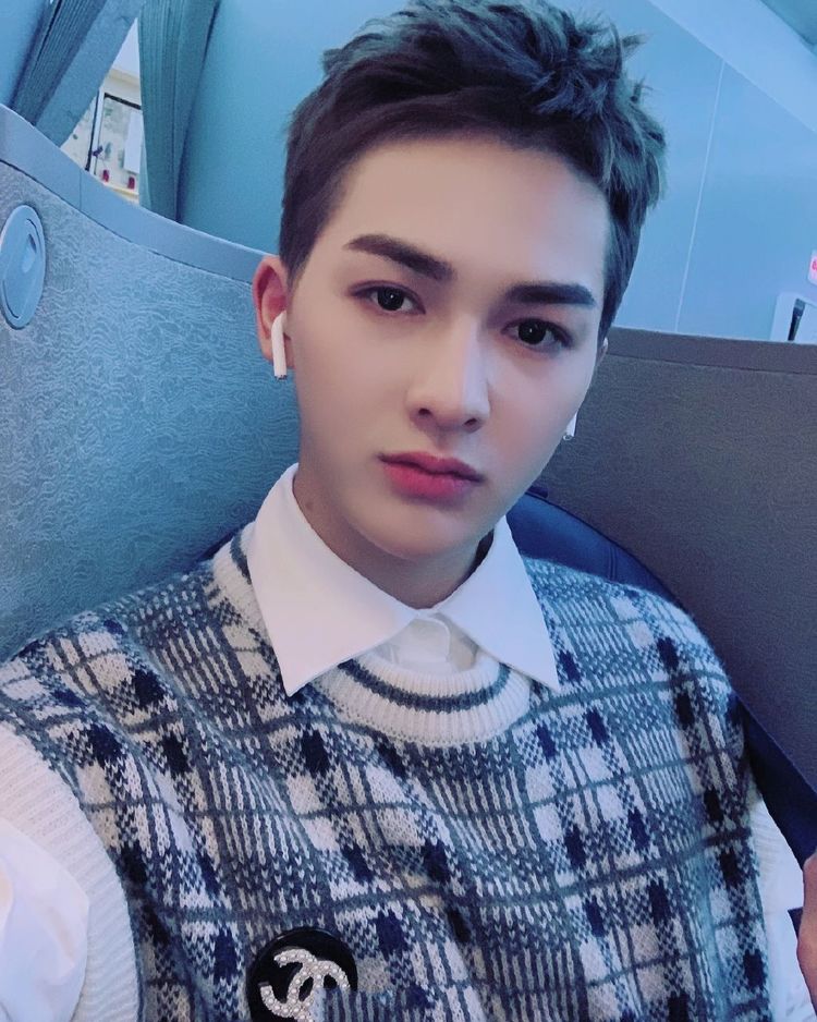 一组朱正廷生活照:原来这是个八岁就开始了舞蹈生涯的男人!