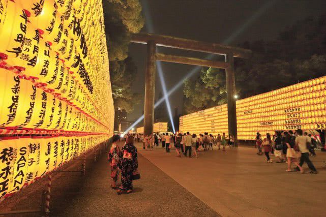 日本靖国神社遭人泼墨,日媒怀疑是"中国人",网友:美国人冒充