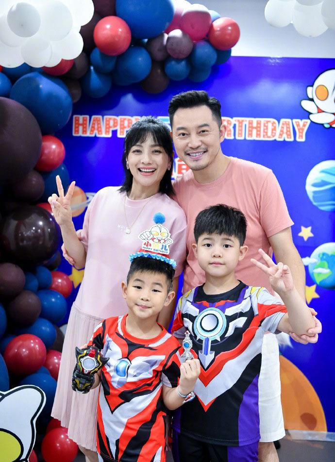 沙溢一家为小鱼儿庆祝5岁生日,胡可晒九宫格被疑怀了三胎