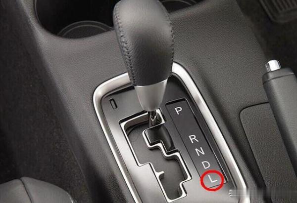 自动挡车上坡时动力不足需要换挡吗?