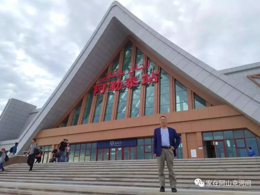 木屋造型的火车站气势恢宏,与阿苇滩机场遥遥相望,共同谱写着家乡和谐