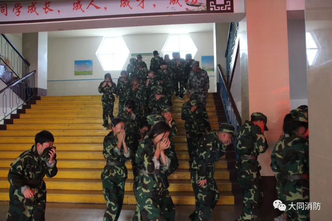 最后,天镇三中全体学生进行了逃生疏散演练.