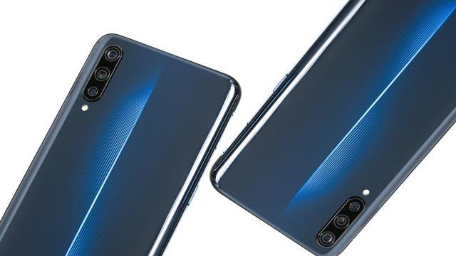 iqoopro延续了前两款手机的机身设计,超跑车辙,手机