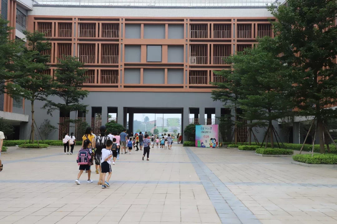华师附花都学校正式启用迎来首批600多名学生