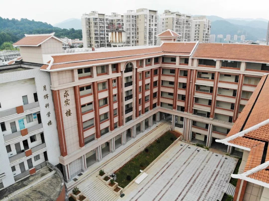 龙岩九中坐落于天马山南麓,此次新建科技教学综合楼和宿舍楼各一幢,总