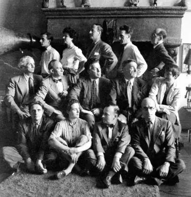1937年,佩吉的舅舅索罗门·古根海姆在艺术顾问希拉·瑞贝(hilla