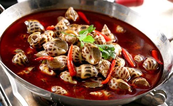 把花螺放入烧开的辣酒汁里完全浸没,再烧开后煮15秒装盘,淋入400克的