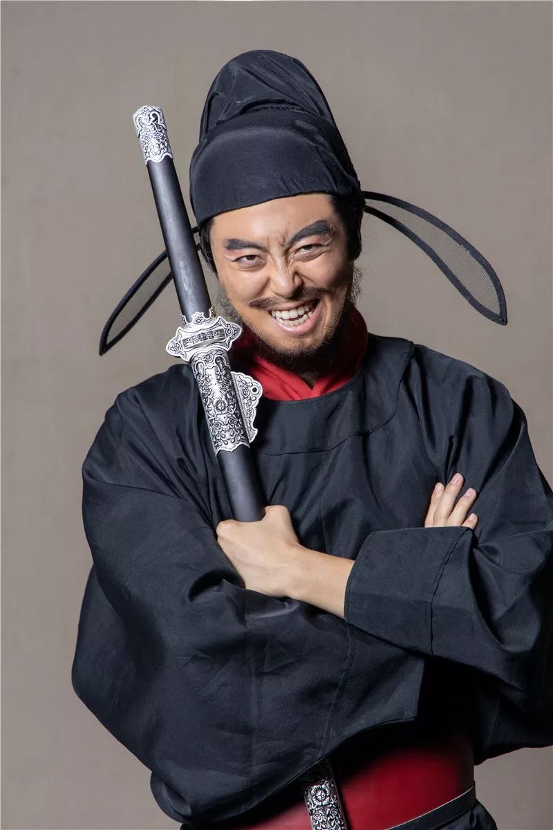 章彝金汉饰严武部将,屡立战功,桀骜不驯,不得善终.