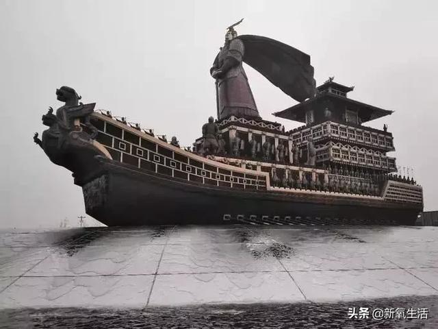 楼船船高首宽,外观似楼,在春秋至三国时期都充当水战的主力战舰.