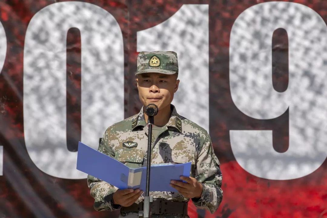 副校长王果胜向军训团授旗,中国人民解放军32311部队首长接过旗帜