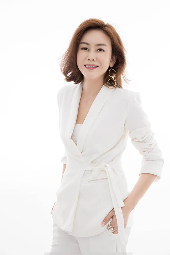 齐千郡近日写真曝光干练中不失温柔率真中不失可爱