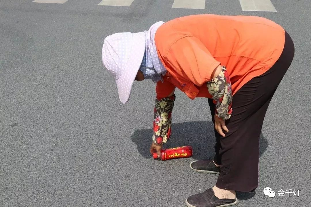 新时代文明实践 | 有时候,弯下腰并不代表着"卑微"