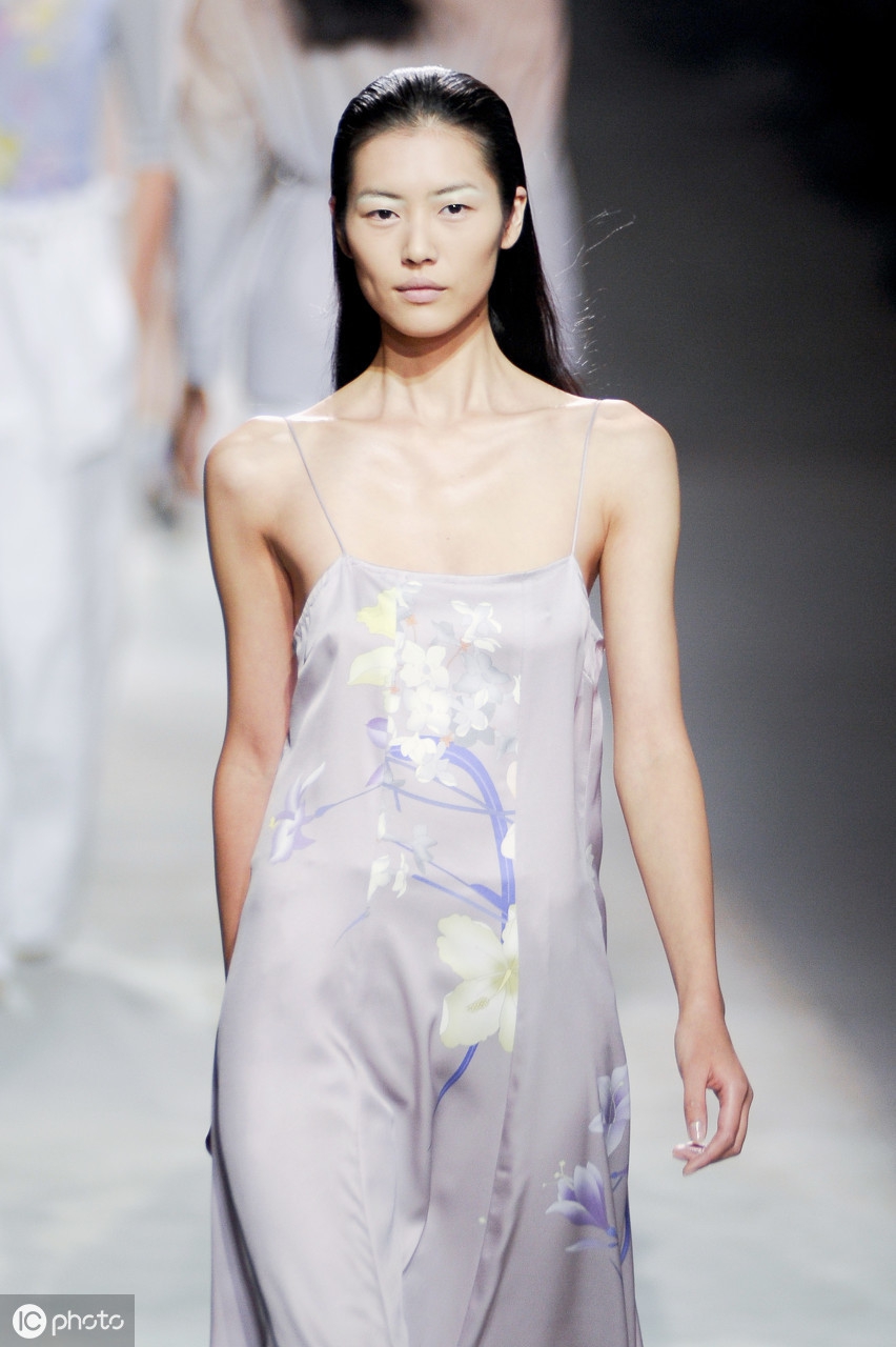 t台上大放异彩的大表姐刘雯,美得不可方物