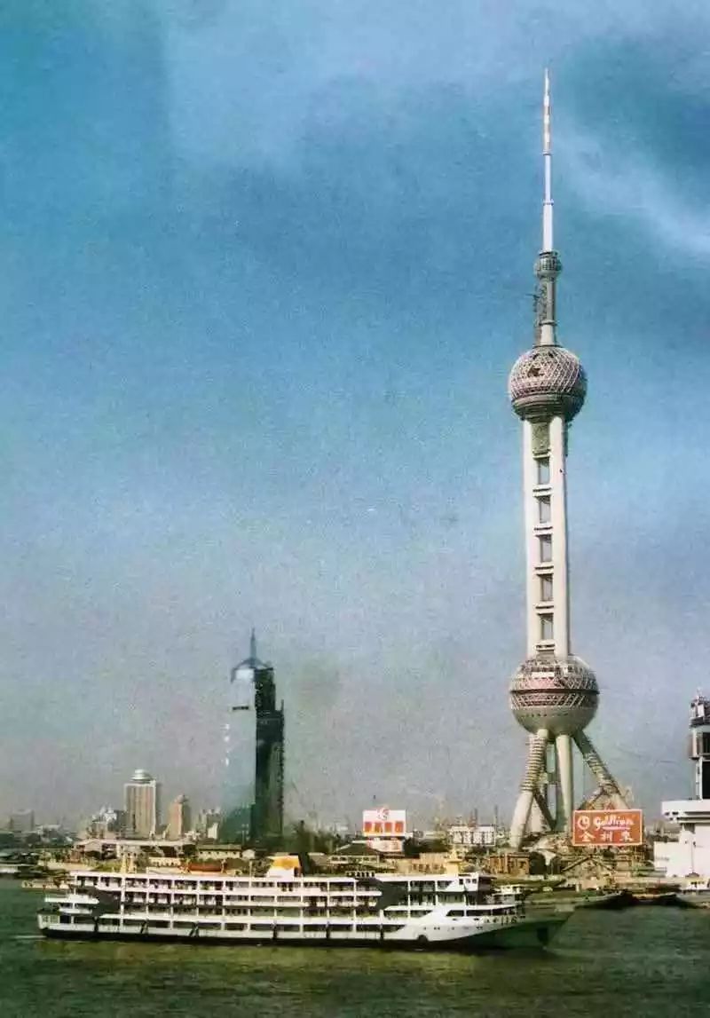 20世纪90年代,行驶在外滩水域的"江申116号"轮提交方式照片及文字说明