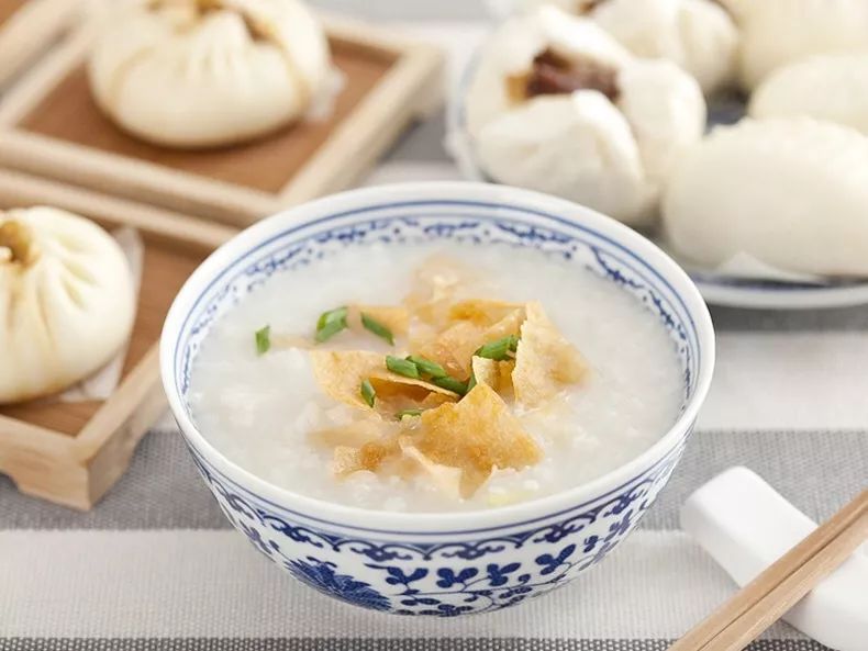 动物性食品和大豆最少,占13-17%,另外,每人每天还需要摄入300g的牛奶