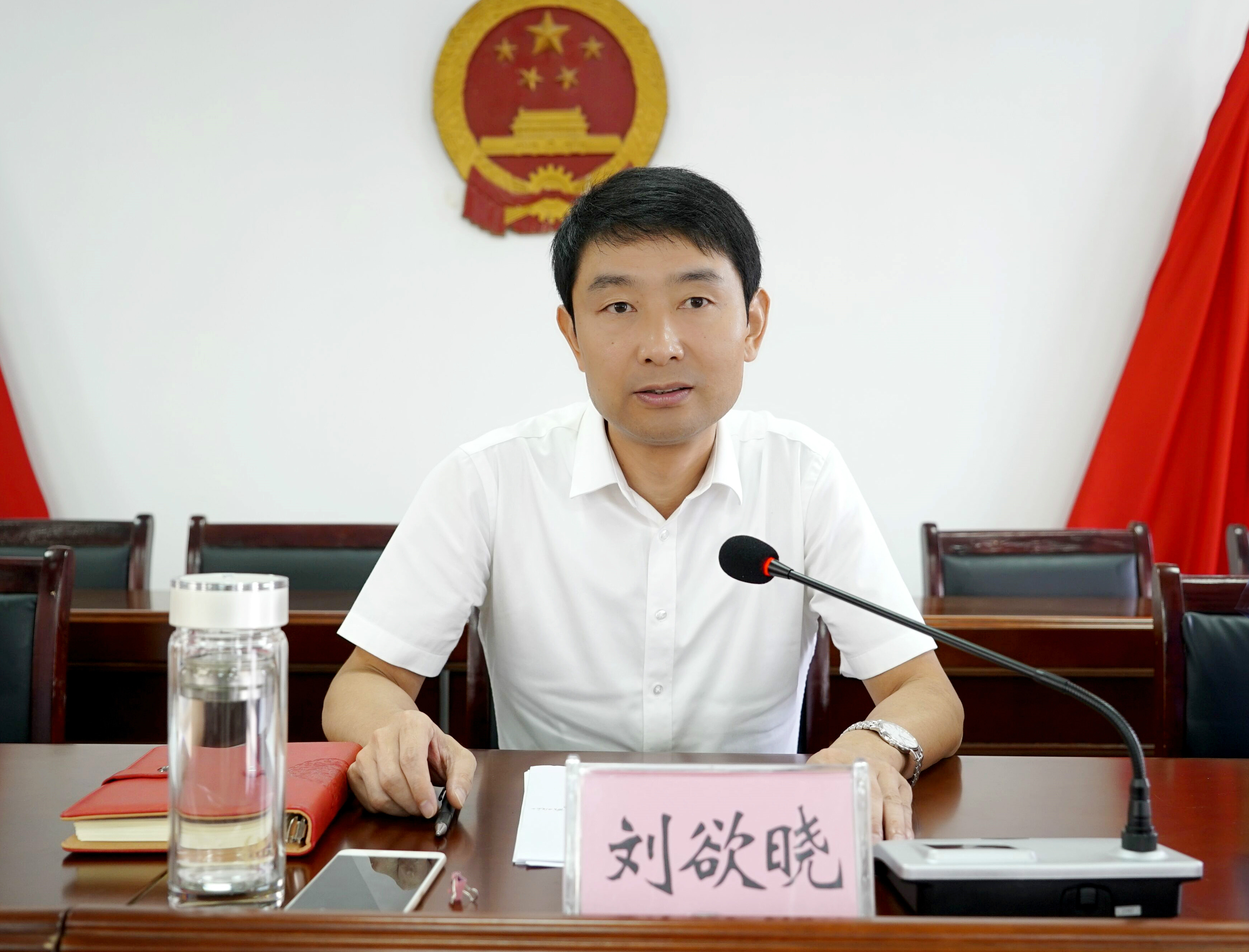 刘欲晓在会上作了讲话,他说,在参观了园区,黄梅镇,孔垄镇,分路镇等