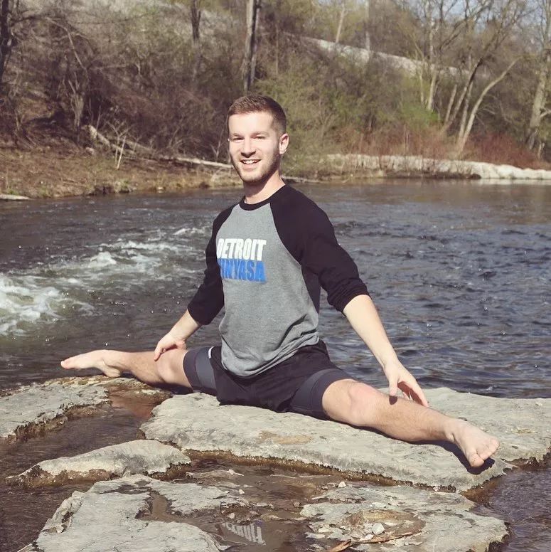 他在ins上晒劈腿瑜伽照背后的努力却让人佩服