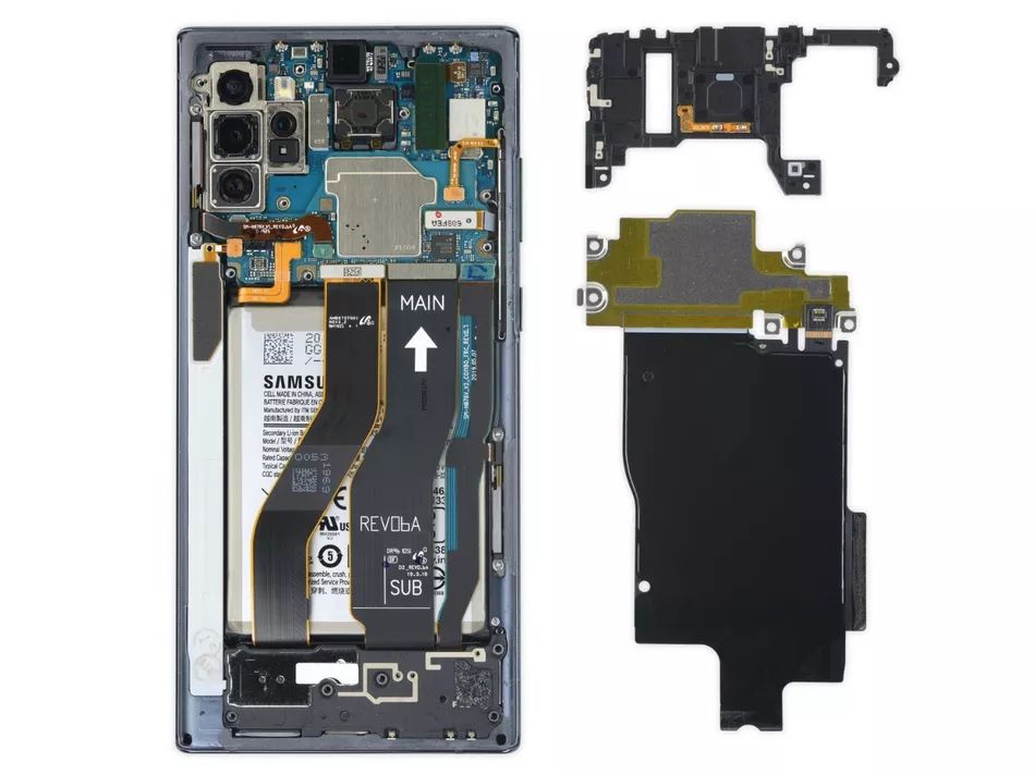 框架被移除后,我们就看到内部结构,主板完全位于手机顶部,这是pixel