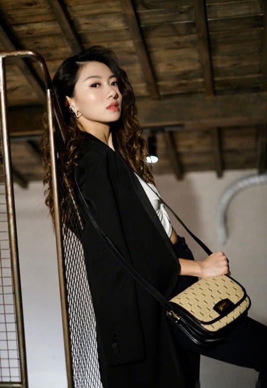 郑恺前女友程晓玥晒照身材火辣复古波浪卷披黑西装名媛范十足